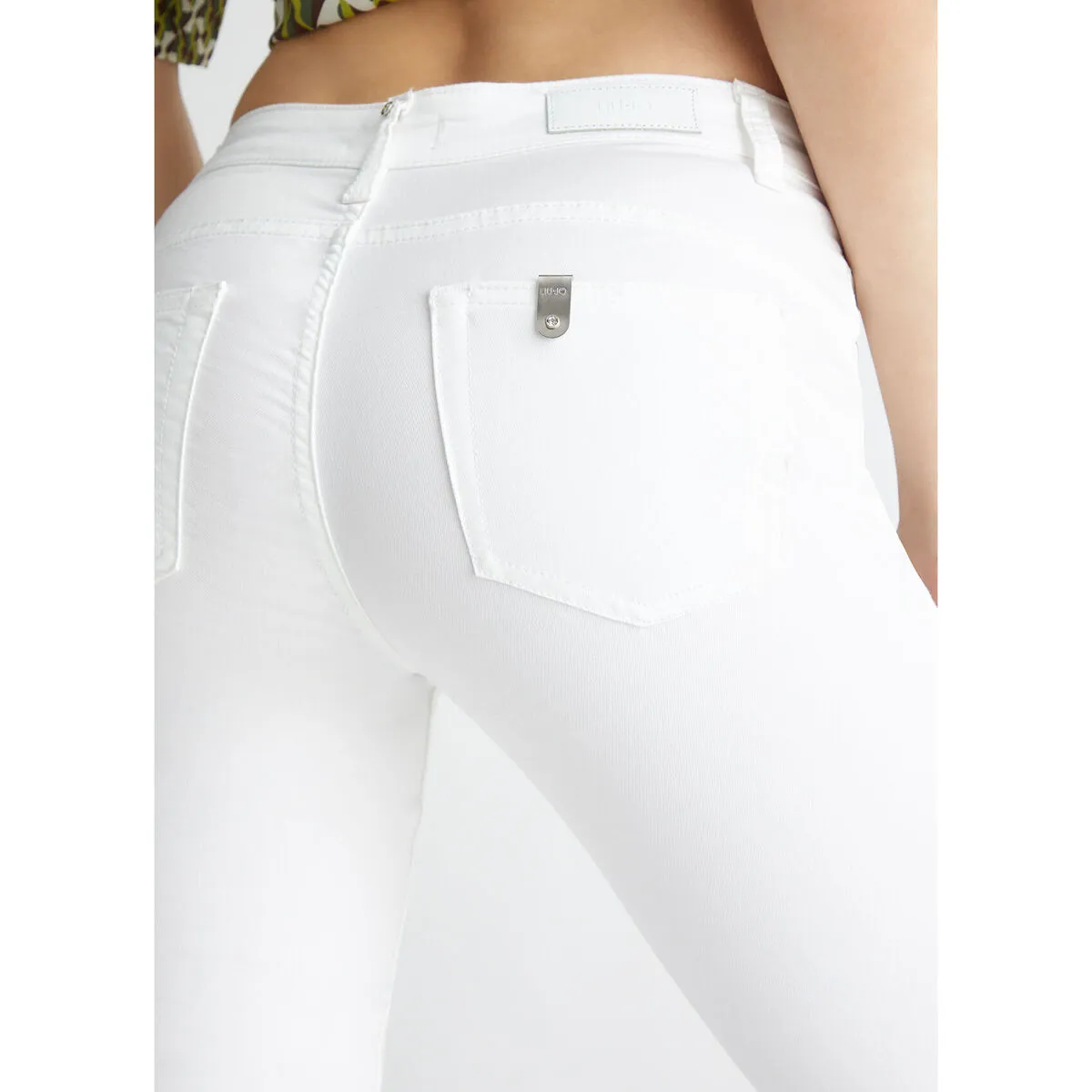 Pantalón entallado blanco con charm LJ