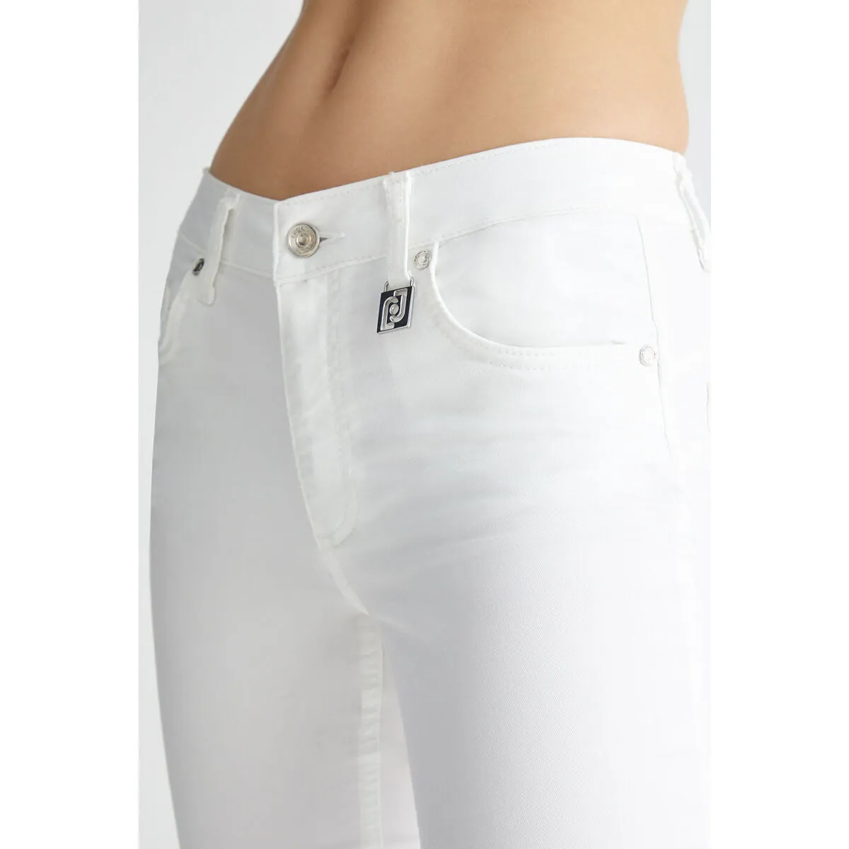 Pantalón entallado blanco con charm LJ